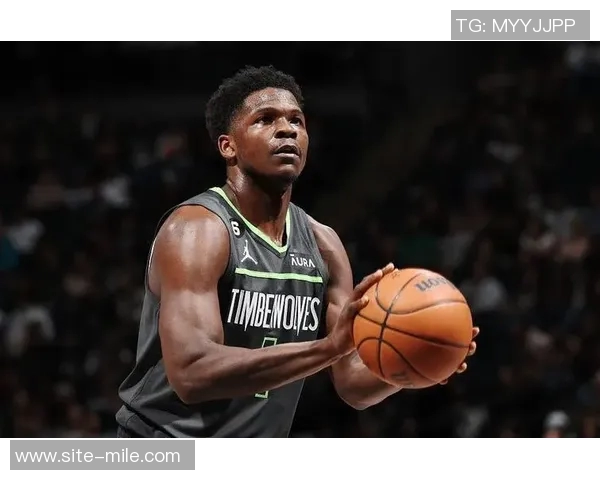 爱德华兹状态低迷半场仅得6分失误频繁表现不佳需调整状态